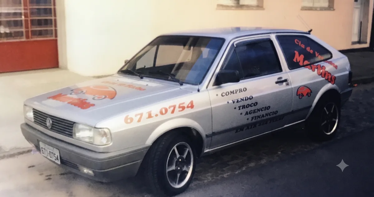 VW Gol com adesivo da Cia. de Veículos Martins, telefone 671.0754